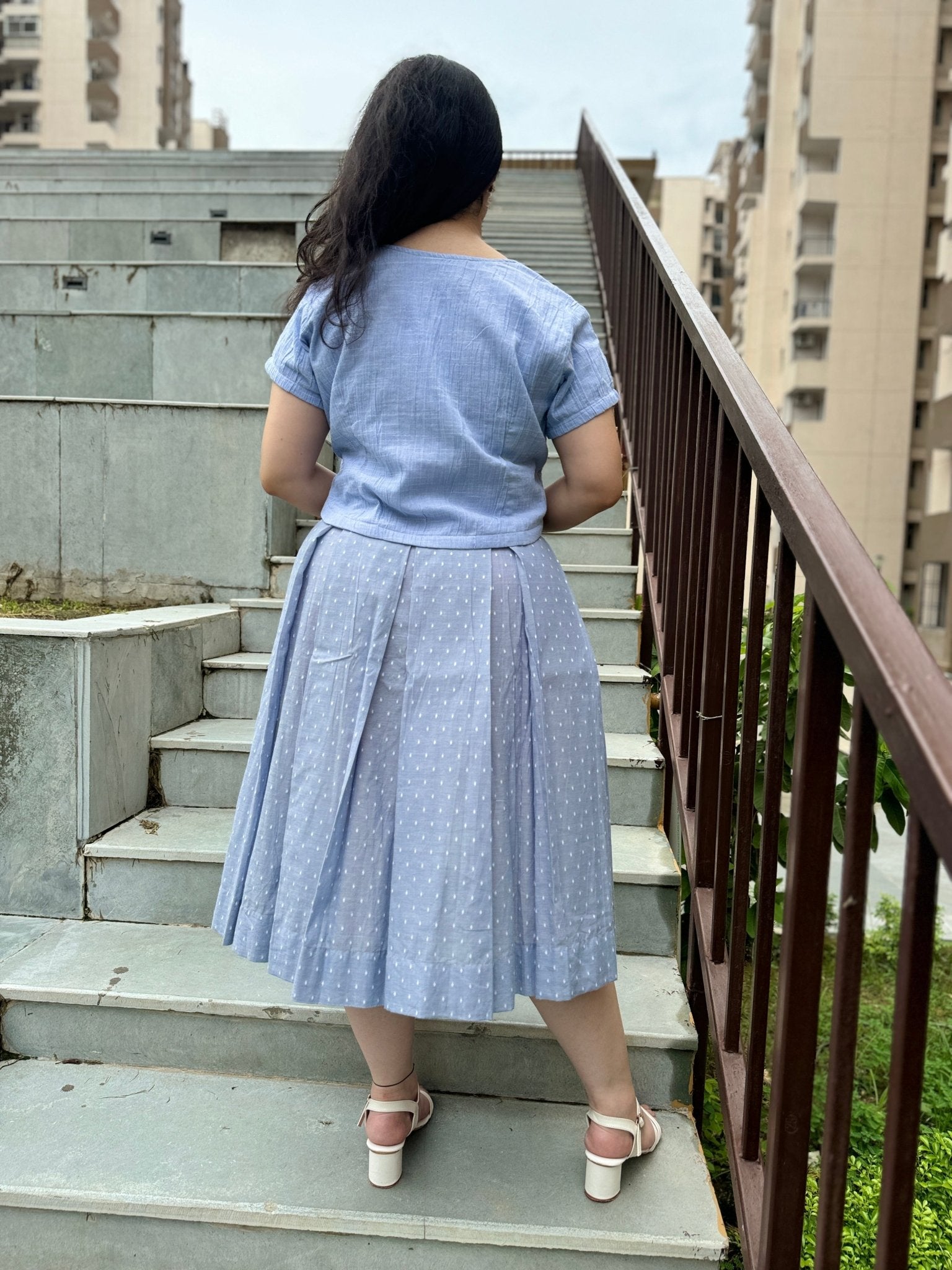 how to wear blue pleated skirt